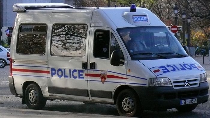 Francouzští policisté zastřelili v Grenoblu muže, vezl na skútru ozbrojence